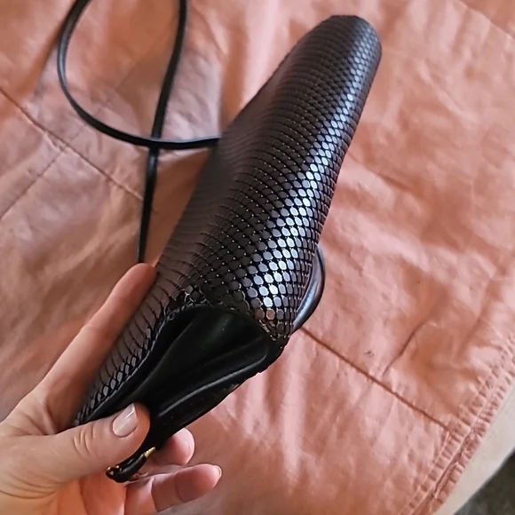 STUNNING WHITING AND DAVIS BLACK MATTE MESH CROSSBODY CLUTCH - Picture 4 of 16